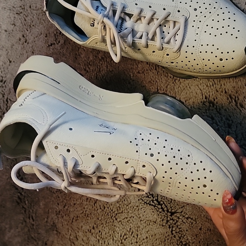 Nike - Picture 2 of 4